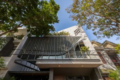 Nhà hướng Tây dùng hệ khung nhôm để chắn nắng - Nhà Đẹp Sài Gòn