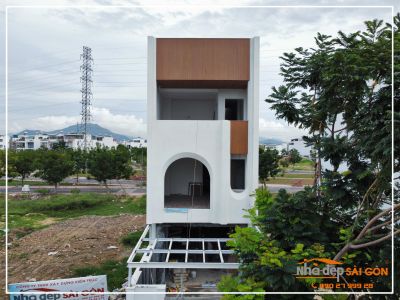 Mrs. Thủy's House - Tổng quan mặt tiền và ốp lát gỗ cho sàn nhà - Nhà Đẹp Sài Gòn