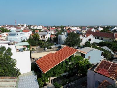 Nhà hẻm có rèm cây chắn nắng hướng Tây - Nhà Đẹp Sài Gòn