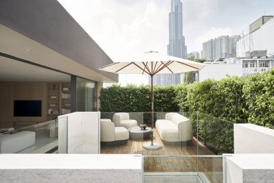 Căn penthouse 280 m² tối giản với khoảng sân ngập nắng