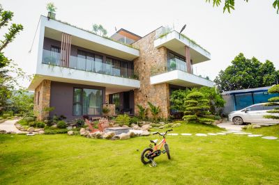 Biệt thự có 1.700 m² sân vườn, bể bơi bao quanh - Nhà Đẹp Sài Gòn