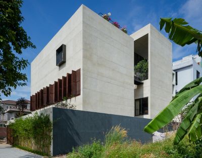 Biệt thự hai khối trước - sau, kết nối bằng một cầu đi bộ - Nhà Đẹp Sài Gòn
