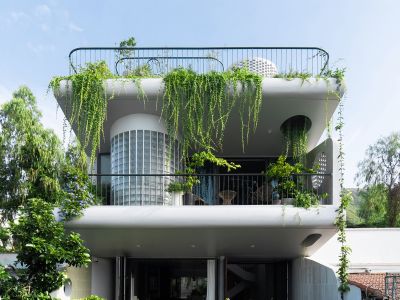 Biệt thự vươn mái hiên 3 m để trồng cây, che nắng - Nhà Đẹp Sài Gòn