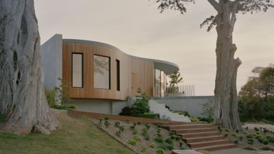 Ngôi nhà hướng hồ với mặt tiền gỗ lượn sóng - Nhà Đẹp Sài Gòn