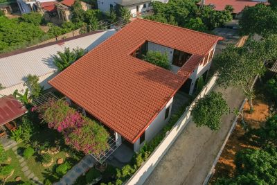 Nhà ngói đỏ khoét mái làm vườn cây - Nhà Đẹp Sài Gòn