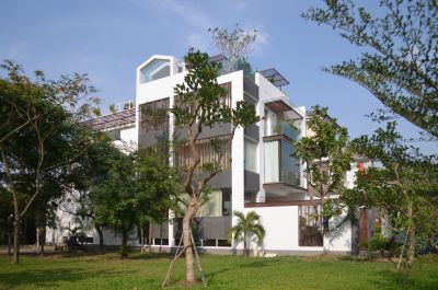 Nhà hai mặt tiền tối ưu ánh sáng bằng cửa kính, lam sắt - Nhà Đẹp Sài Gòn