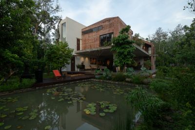 Ngôi nhà thô mộc như ghép từ hai khối trái ngược - Nhà Đẹp Sài Gòn